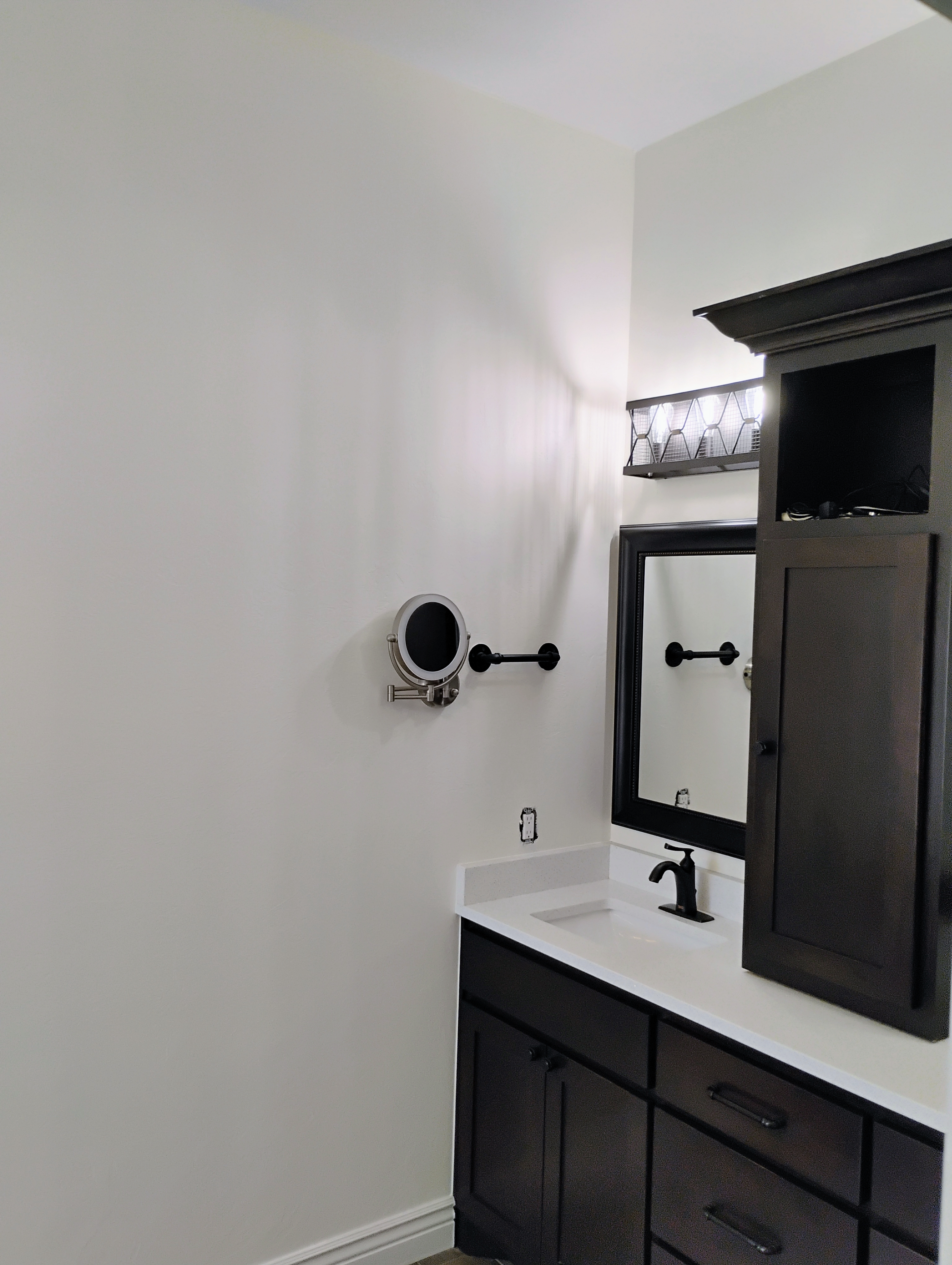 Oklahoma City home with professionally painted interior in Swiss Coffee color